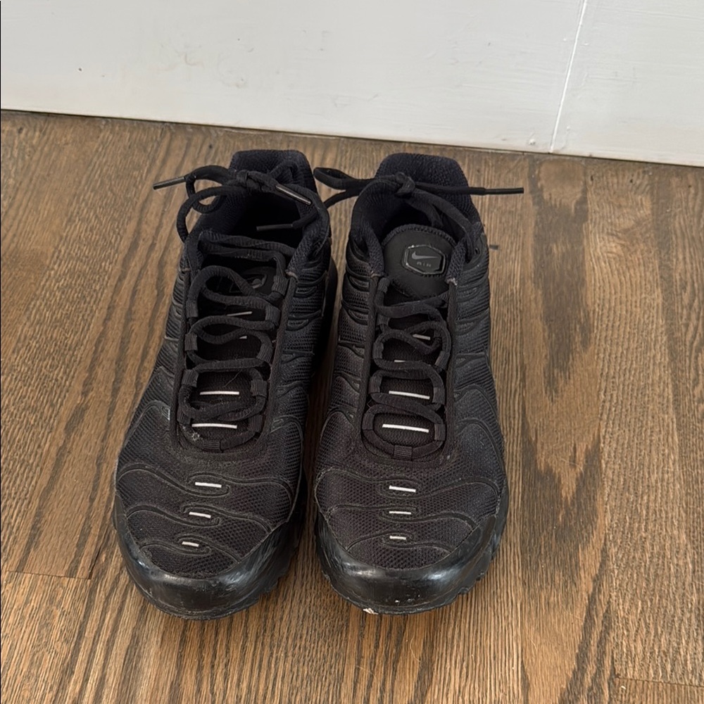 Nike Black Sneakers Versatile Low-Top Design